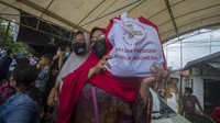 Paket bantuan tersebut dibagikan langsung kepada warga yang menjadi korban banjir saat presiden meninjau bencana di Kalimantan Selatan tersebut.