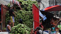 Aktivitas Pasar Kemiri Depok mulai dari pagi hingga sore masih berjalan meski di tengah pandemi.