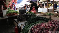 Seorang warga membeli bahan sayuran di Pasar Kemiri, Depok, Jawa Barat, Senin (18/1/2021).