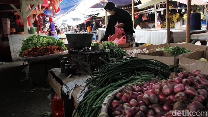 Seorang pembeli membeli bahan sayuran di Pasar Kemiri, Depok, Jawa Barat, Senin (18/1). Pasar Kemiri adalah salah satu pasar tradisional yang sampai saat ini masih bertahan di tengah pesatnya pasar modern.