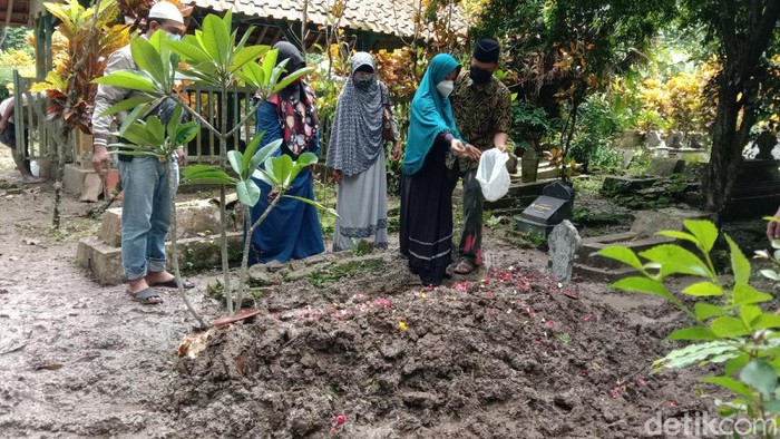 Pemakaman Arifin Ilyas korban Sriwijaya Air SJ182 di Kebumen, Senin (18/1/2021). Tampak sang istri, Nafi Wulandari (21) menaburkan bunga di pusara sang suami.