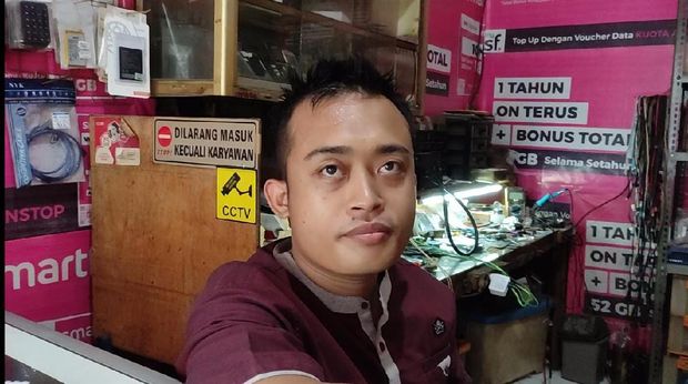 Pemilik konter seluler Ali Jaya menyebut banyak orang terjatuh karena lobang di Jalan Caman Raya, Kota Bekasi.