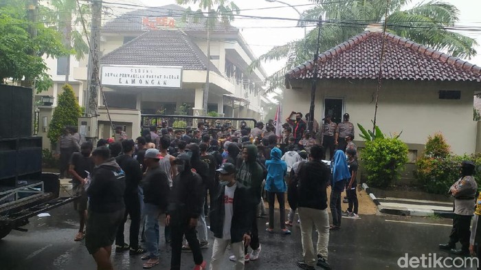 Pemuda Lamongan Turun Jalan Tuntut Keseriusan Tangani Banjir