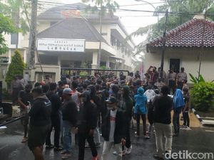 Di Bawah Gerimis, Pemuda Lamongan Tuntut Penanganan Banjir hingga Tuntas