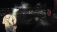 Gelombang pasang laut setinggi hampir 4 meter yang terjadi di perairan teluk Manado pada Minggu (17/1) (Foto: ANTARA FOTO/ADWIT B PRAMONO)