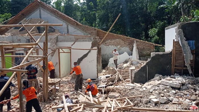 Penampakan rumah warga terdampak tanah bergerak di Dukuh Sambungregel, Desa Manggis, Kecamatan Sirampog, Brebes, Senin (18/1/2021)