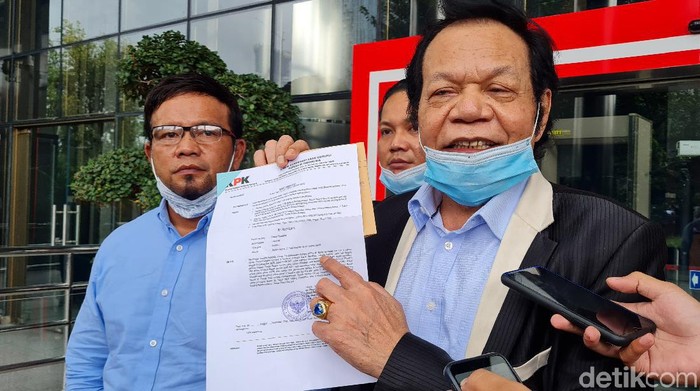 Pengacara Rommy Syahrial membawa surat pemanggilannya ke KPK (Farih/detikcom)