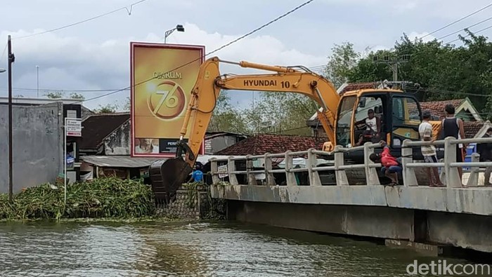 Pengerukan sungai bengawan solo