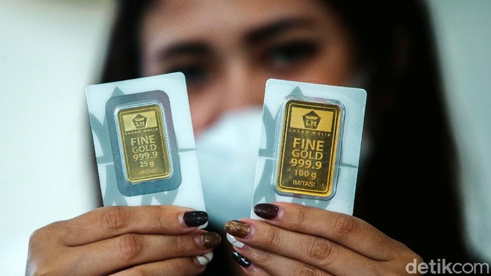 Petugas menunjukan emas imitasi di gerai Antam di kawasan Jakarta Pusat, Senin (18/1/2021). Hari ini saham ANTM turun cukup dalam hingga 6,73%.