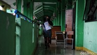 Bansos tunai DKI disalurkan kepada 1.055.216 penerima manfaat di DKI Jakarta secara bertahap mulai Januari tahun 2021.