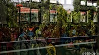 Setiap penerima bantuan sosial akan menerima undangan paling lambat H-1 sebelum pelaksanaan distribusi dan undangan disampaikan oleh kasatpel sosial hingga RT RW untuk selanjutnya diberikan kepada Keluarga Penerima Manfaat (KPM).
