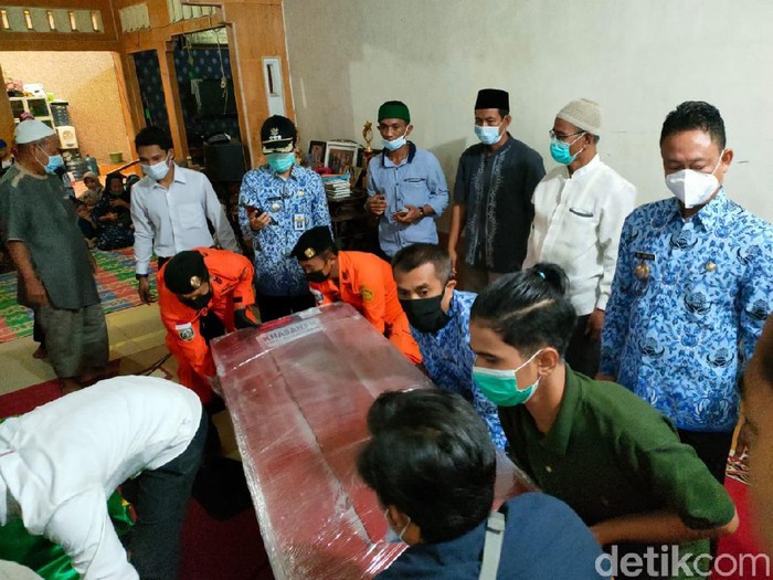 Penyambuatan kedatangan dua jenazah penumpang Sriwijaya Air SJ182 di Pontianak, Kalimantan Barat (Kalbar), diwarnai suasana duka (Adi Saputro/detikcom)