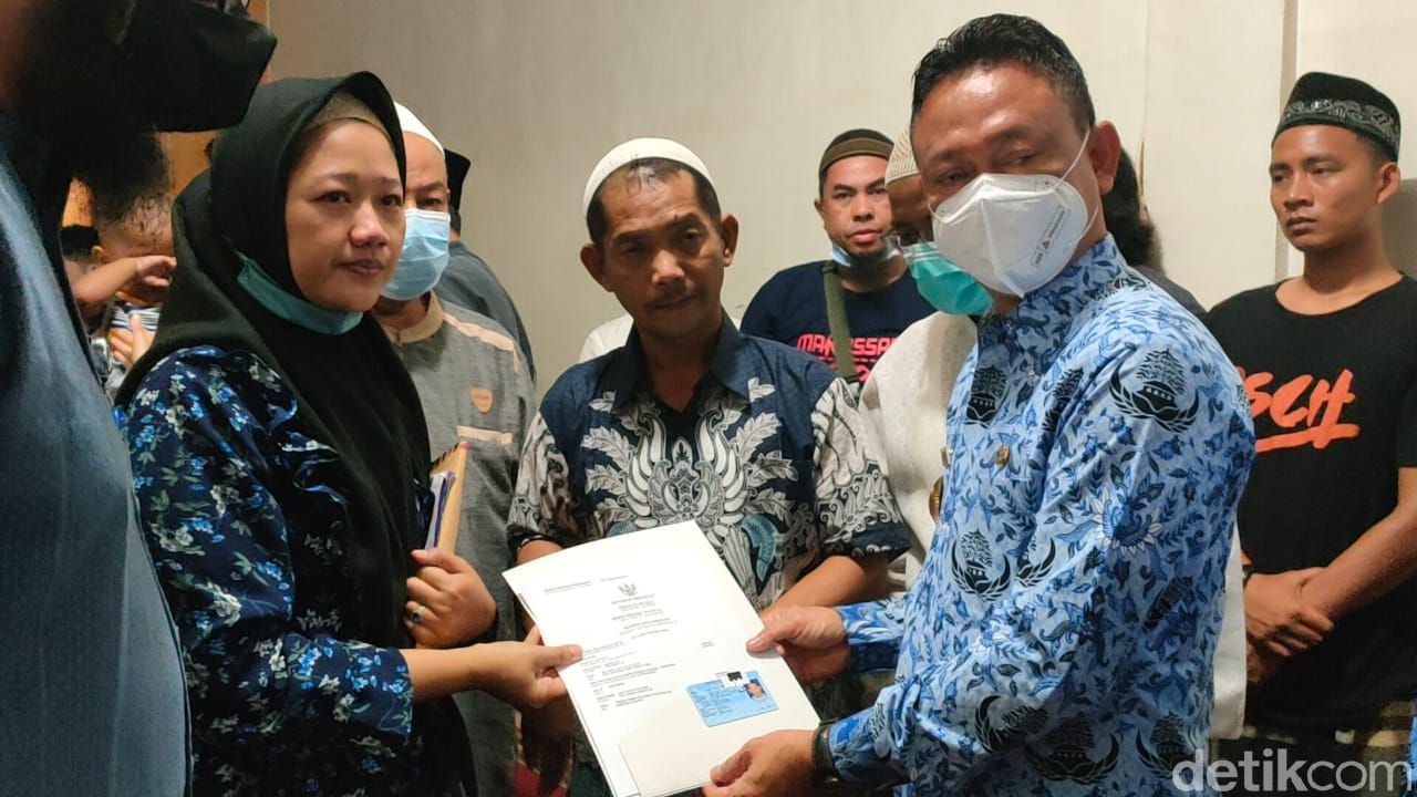 Penyambuatan kedatangan dua jenazah penumpang Sriwijaya Air SJ182 di Pontianak, Kalimantan Barat (Kalbar), diwarnai suasana duka (Adi Saputro/detikcom)