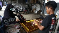 Tahu-tahu yang telah dipotong itu kemudian akan dipasarkan.