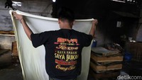 Para perajin ini tetap melakukan produksi meski harga kedelai mengalami kenaikan.