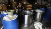 Bukan hanya dampak pandemi COVID-19, tapi harga kedelai sebagai bahan baku pembuatan tahu juga naik signifikan. 