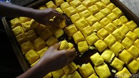 Dengan kenaikan harga kedelai, harga tahu pun menjadi naik di pasaran.
