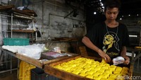 Perajin sedang membuat tahu di Bojong Sari, Jati Asih, Kota Bekasi, Jawa Barat, Senin (18/1/2021).