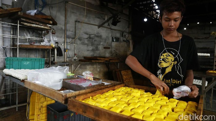 Perajin Tahu Mencoba Bertahan Ditengah Naiknya Harga Kedelai Harga kedelai terus meroket naik. Meski begitu, perajin tahu di di Bojong Sari, Jati Asih, Kota Bekasi, tetap menjalankan produksi untuk memenuhi kebutuhan pasar.