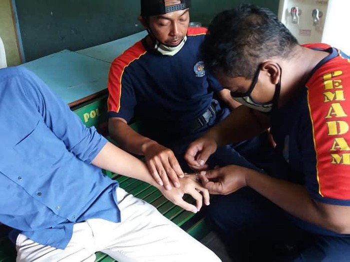 Petugas Damkar Sragen berusaha melepas cincin dari jari warga yang membutuhkan bantuan.