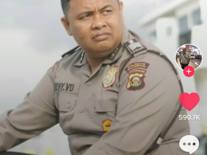 Polisi Nyamar Jadi Penjual Martabak, Netizen : Penjahatnya Malah Jadi Pelanggan Polisi Nyamar Jadi Penjual Martabak, Netizen : Penjahatnya Malah Jadi Pelanggan