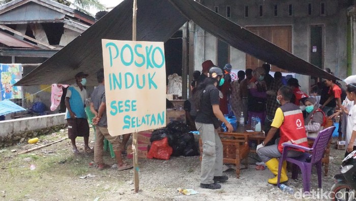 Posko pengungsi di Sese Selatan, Mamuju yang belum mendapatkan bantuan logistik (Hermawan/detikcom).