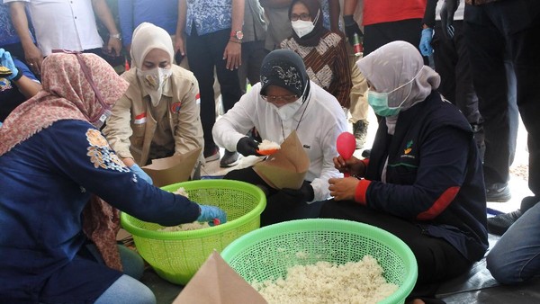 Potret Mensos Kunjungi Posko Banjir Jember