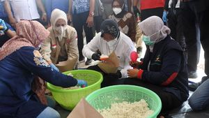 Potret Mensos Kunjungi Posko Banjir Jember