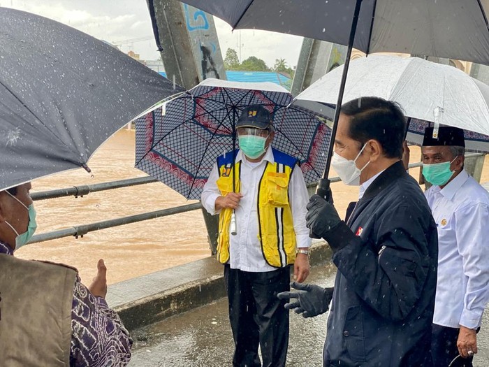 Presiden Jokowi meninjau Sungai Martapura di Banjar pasca insiden banjir di Kalsel.