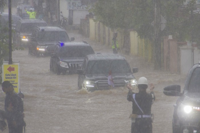 PRESIDEN TINJAU LANGSUNG BANJIR DI KALSEL Presiden Joko Widodo yang berada di dalam mobil kepresidenan melintasi banjir di Desa Pekauman Ulu, Kabupaten banjar, Kalimantan Selatan, Senin (18/1/2021). Kunjungan kerja tersebut dalam rangka melihat langsung dampak banjir dan meninjau posko pengungsian korban banjir di Provinsi Kalimantan Selatan. ANTARA FOTO/Bayu Pratama S/aww.