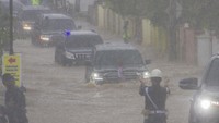 Rombongan mobil kepresidenan menerobos banjir saat melintas di wilayah Kecamatan Martapura Timur, Kabupaten Banjar, Kalimantan Selatan. Dalam video yang terekam, tampak Toyota Land Cruiser yang ditumpangi Jokowi dengan mulus menerobos banjir. Foto: ANTARA FOTO/BAYU PRATAMA S