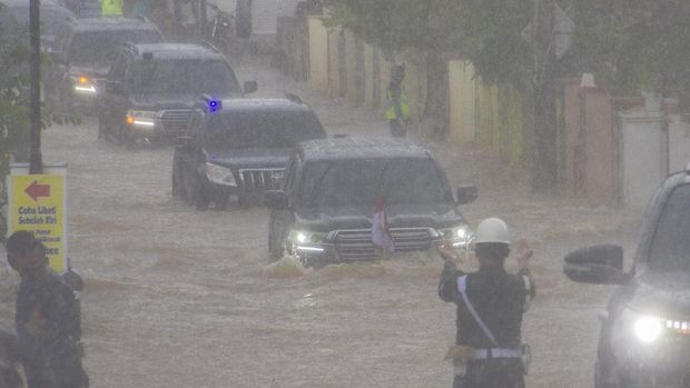 Presiden Joko Widodo yang berada di dalam mobil kepresidenan melintasi banjir di Desa Pekauman Ulu, Kabupaten banjar, Kalimantan Selatan, Senin (18/1/2021). Kunjungan kerja tersebut dalam rangka melihat langsung dampak banjir dan meninjau posko pengungsian korban banjir di Provinsi Kalimantan Selatan. ANTARA FOTO/Bayu Pratama S/aww.