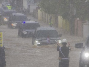 Rombongan Mobil Presiden Jokowi Sempat Terobos Genangan Tinggi di Kalsel