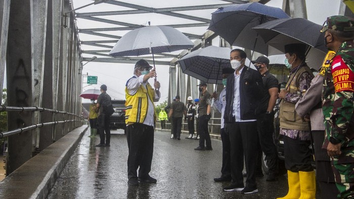 Dihubungi secara terpisah, Kepala Sekretariat Presiden Heru Budi Hartono juga membenarkan kabar tersebut. Menurutnya, rombongan kepresidenan memang harus menerjang banjir untuk mencapai lokasi bencana.