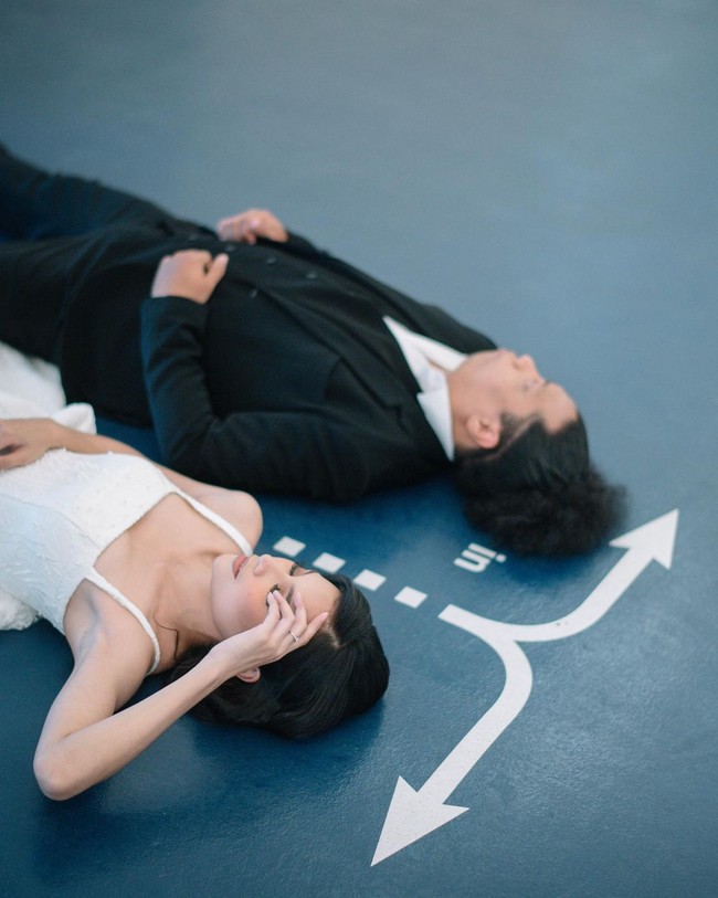 Pernikahan mereka berlangsung tanpa kehadiran keluarga sang mempelai wanita. Pasalnya, hubungan Arie dan Indah ditentang keras oleh sang ibu, Nursyah. Foto: Instagram/@imagenic