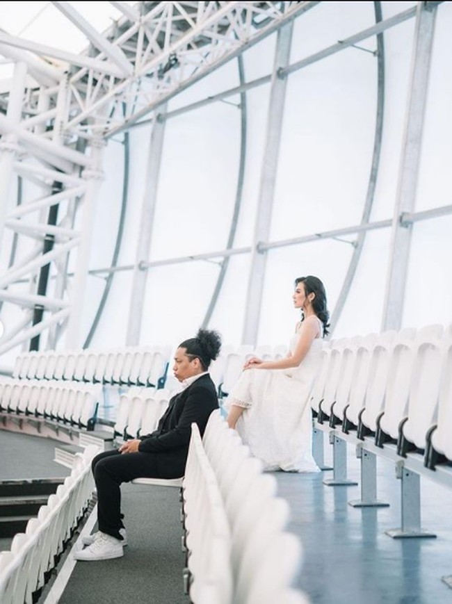 Keduanya mengenakan busana klasik nan simple untuk pemotretan yang digarap wedding photography Imagenic. Sementara tema yang diambil adalah minimalis dan modern. Foto: Instagram/@imagenic