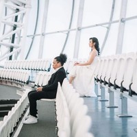 Keduanya mengenakan busana klasik nan simple untuk pemotretan yang digarap wedding photography Imagenic. Sementara tema yang diambil adalah minimalis dan modern. Foto: Instagram/@imagenic