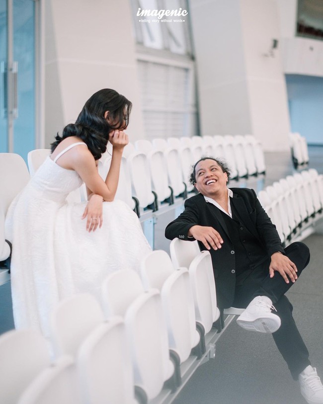 Gaun Indah Permatasari merupakan keluaran brand busana Roselle Attelier. Sedangkan Arie Kriting menyewa setelan tuksedo dari Broadway Suit. Foto: Instagram/@imagenic