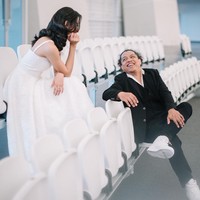 Gaun Indah Permatasari merupakan keluaran brand busana Roselle Attelier. Sedangkan Arie Kriting menyewa setelan tuksedo dari Broadway Suit. Foto: Instagram/@imagenic