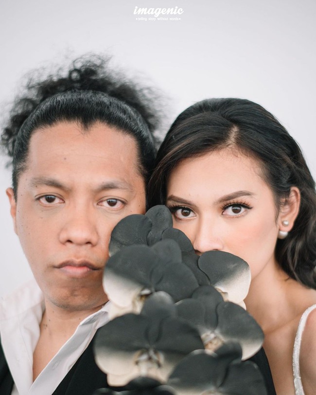 Indah Permatasari dan Arie Kriting memang sudah berjuang sejak masa pacaran untuk mendapat restu Nursyah. Tiga tahun dilewati Arie dan pasangannya itu tanpa persetujuan orangtua. Namun sang komedian yakin kelak dia dan Indah akan mengantongi restu. Foto: Instagram/@imagenic