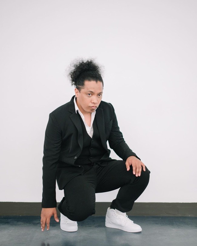 Sementara Arie Kriting tampil smart casual dalam setelan jas hitam dan kemeja putih. Foto: Instagram/@imagenic