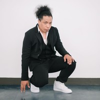 Sementara Arie Kriting tampil smart casual dalam setelan jas hitam dan kemeja putih. Foto: Instagram/@imagenic