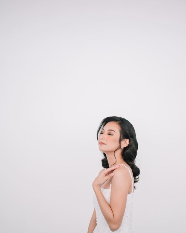 Wajah Indah dipercantik polesan makeup nuansa cokelat natural, hasil kreasi makeup artist Shahnaz Adela Murti. Foto: Instagram/@imagenic