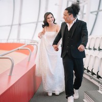 Untuk menghadirkan gaya modern dan kekinian, keduanya kompak memakai sneakers putih. Foto: Instagram/@imagenic