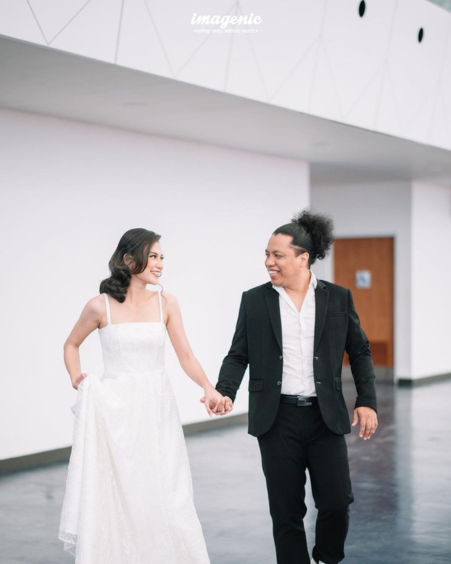 Nuansa hitam-putih selalu jadi pilihan klasik dan tak pernah membosankan untuk tema foto prewedding. Seperti pemotretan yang dilakukan Arie Kritng dan Indah Permatasari. Foto: Instagram/@imagenic