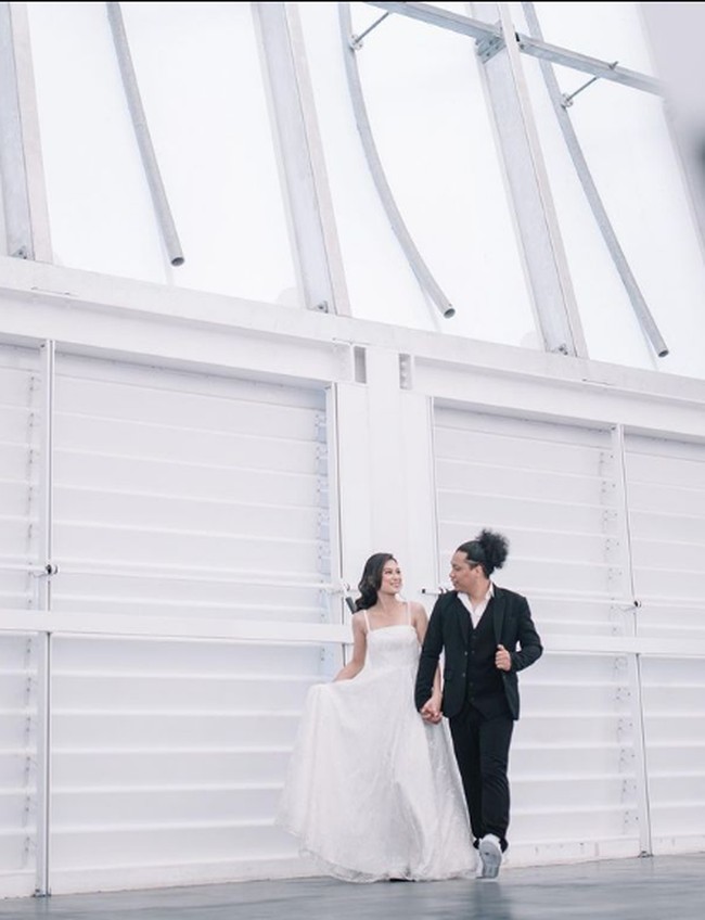 Indah Permatasari mengenakan gaun panjang putih dari bahan lace. Busana ini menampilkan aura anggun dan feminin. Foto: Instagram/@imagenic