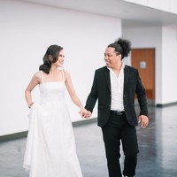 Nuansa hitam-putih selalu jadi pilihan klasik dan tak pernah membosankan untuk tema foto prewedding. Seperti pemotretan yang dilakukan Arie Kritng dan Indah Permatasari. Foto: Instagram/@imagenic