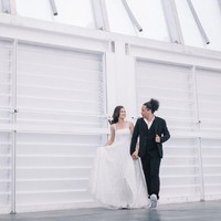 Indah Permatasari mengenakan gaun panjang putih dari bahan lace. Busana ini menampilkan aura anggun dan feminin. Foto: Instagram/@imagenic