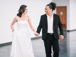 Inspirasi Foto Prewedding Hitam-Putih dari Arie Kriting dan Indah Permatasari