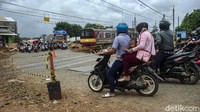 Kereta communter line melintas di lokasi proyek underpass.